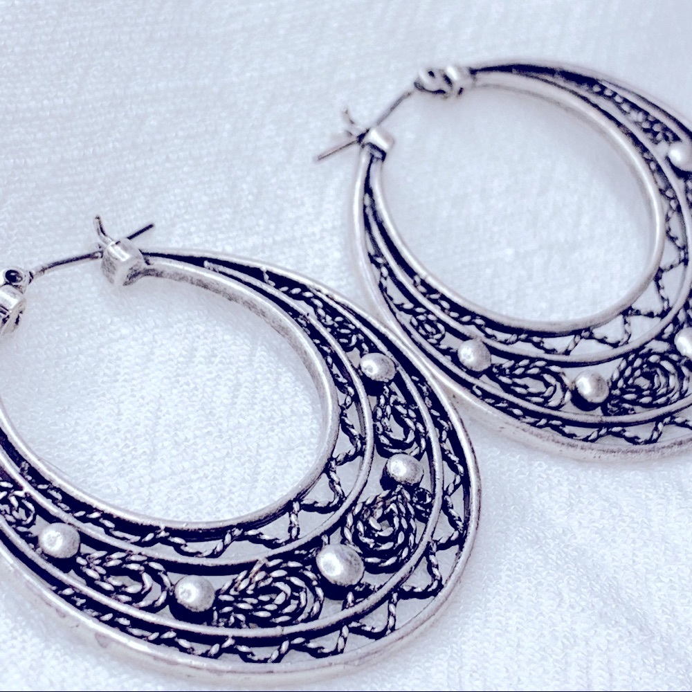 ❣️$25/3❣️ Exotic Faux Pearl Pattern Hoop Earrings - Picture 3 of 7
